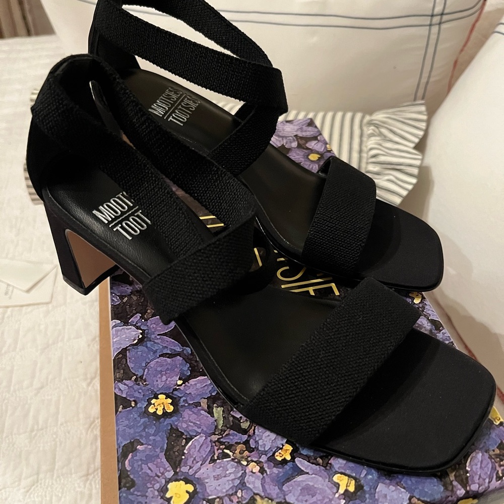 Ladies black dress shoe